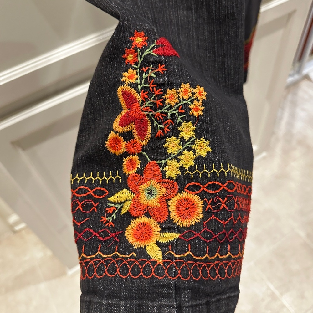 Embroidered Black Cropped Jeans